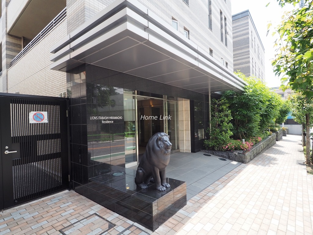 ライオンズ板橋氷川町レジデンス　エントランス前